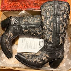 Cowboy pro
Stylish cowboy boots, just alittle to tight for me